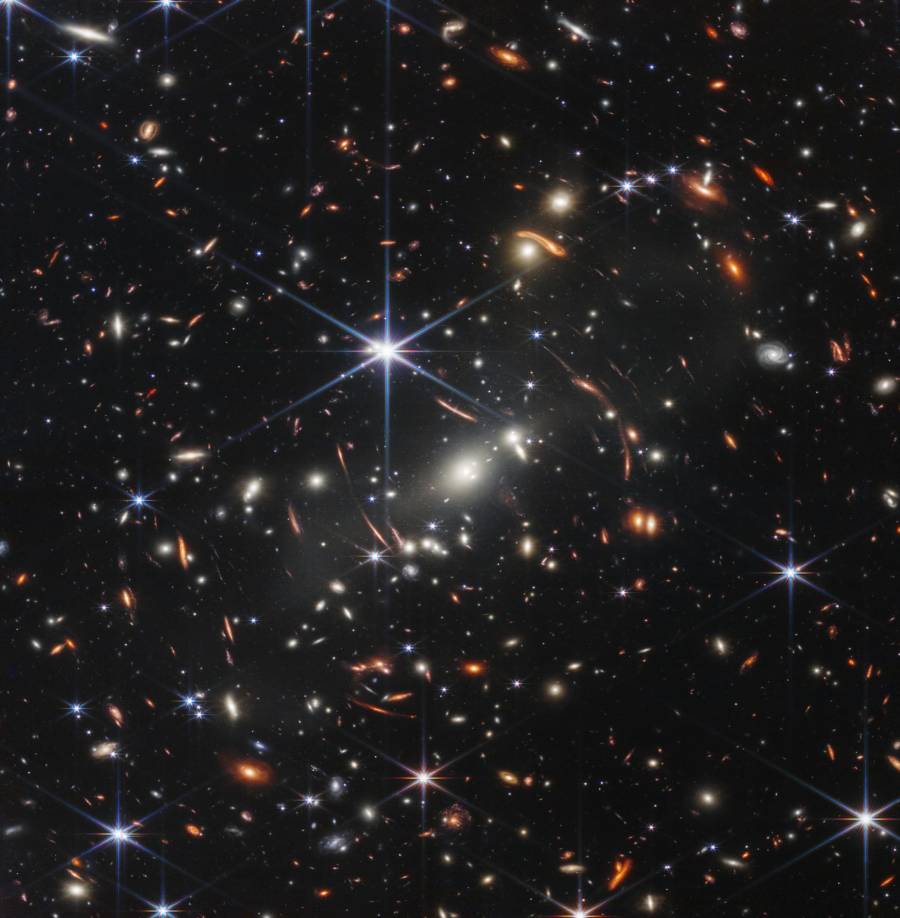 El nuevo observatorio debería revelar estrellas más antiguas y rojas en estos bloques, parecidas a nuestro Sol, hasta ahora invisibles para el Hubble, el telescopio predecesor al Webb.