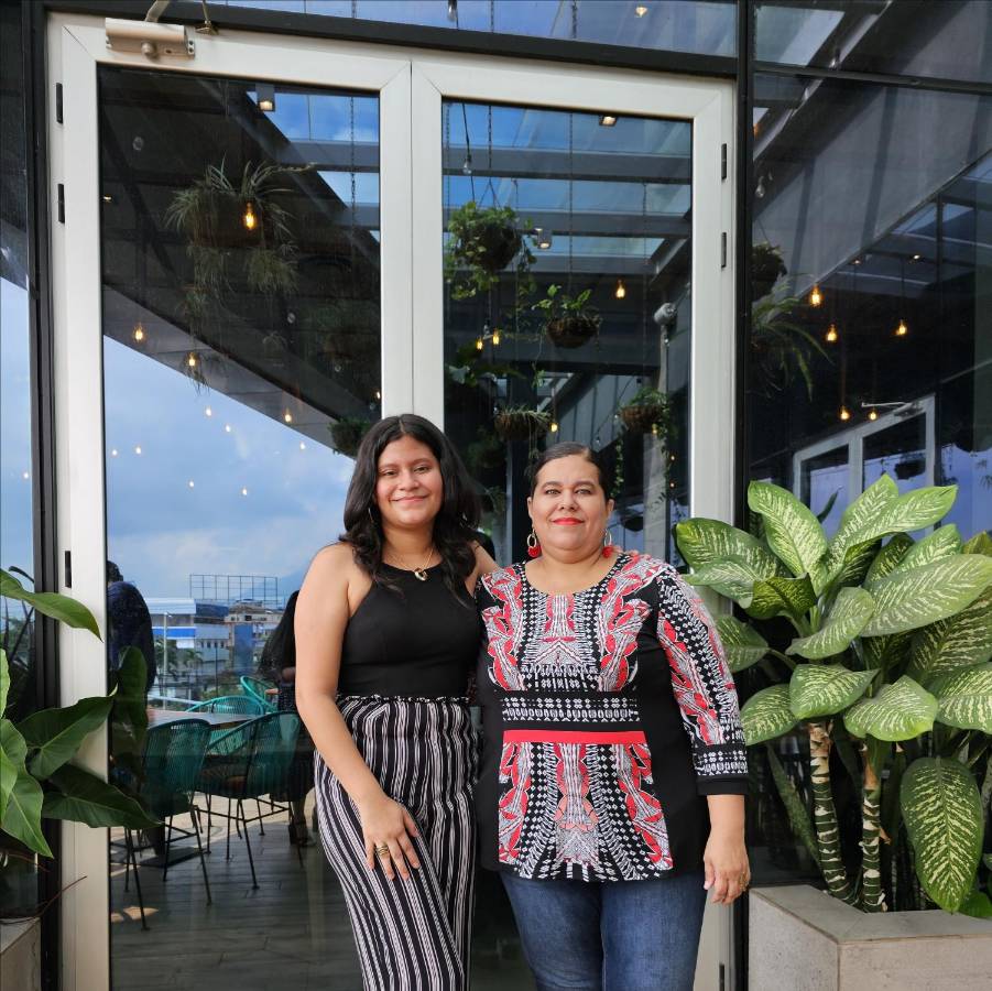 Seniors de la New Beginnings Learning Center celebran previo al inicio de clases