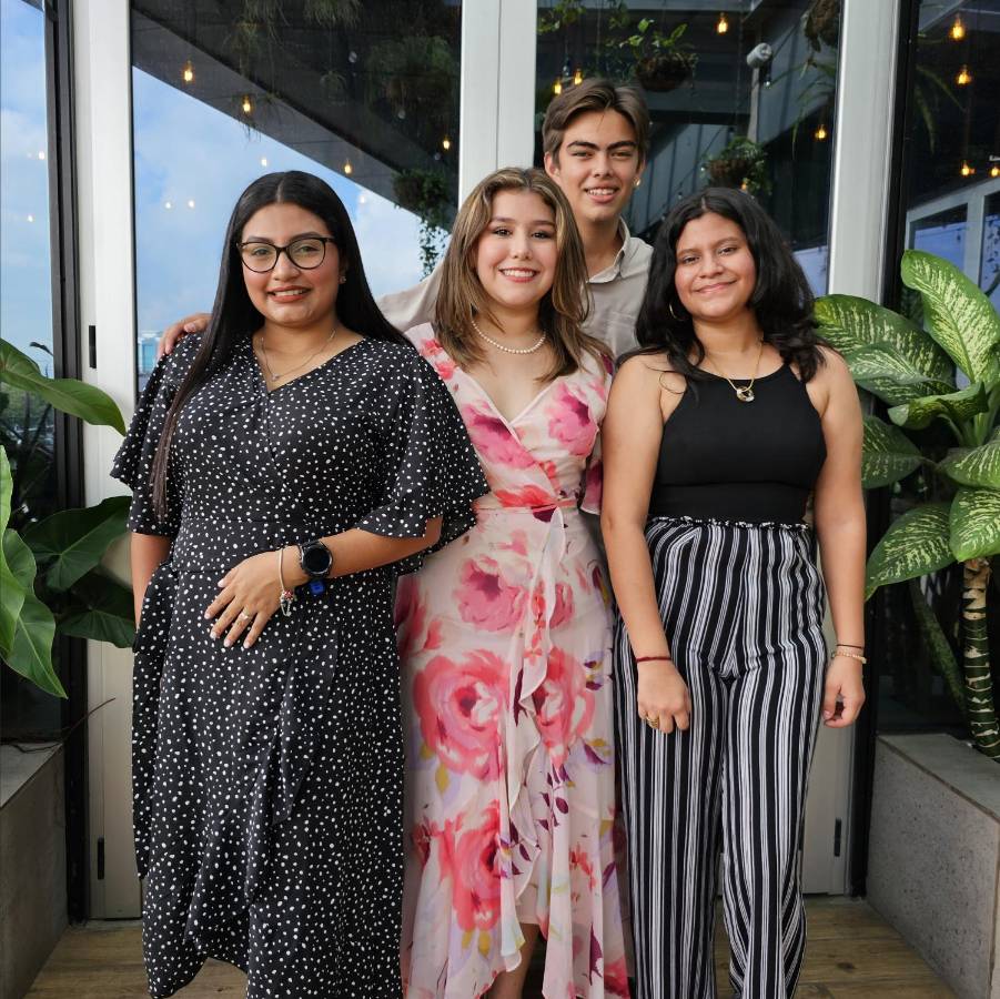 Seniors de la New Beginnings Learning Center celebran previo al inicio de clases