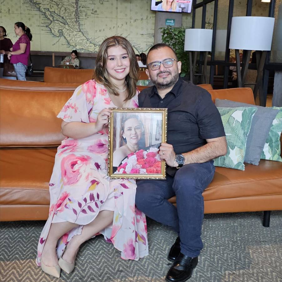 Seniors de la New Beginnings Learning Center celebran previo al inicio de clases