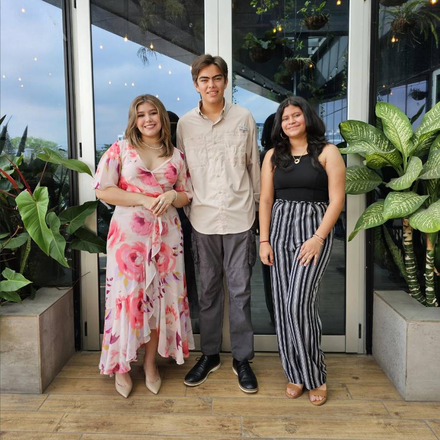 Seniors de la New Beginnings Learning Center celebran previo al inicio de clases