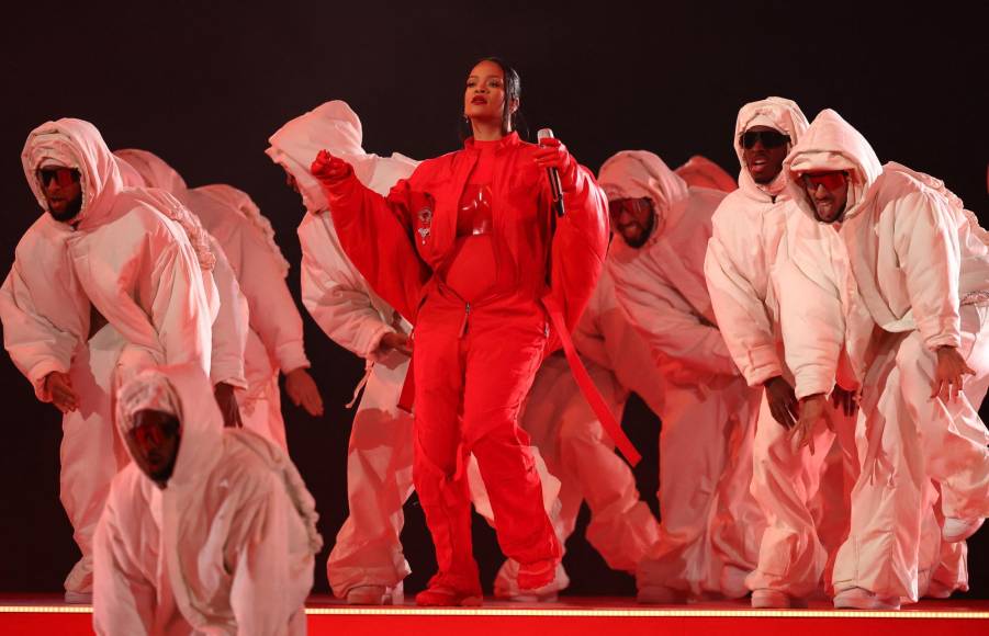 Las primeras reacciones en redes sociales sobre el show de medio tiempo de Rihanna está dividida, entre quienes la consideraron aburrida y espectacular. Hay otros que se quedaron con ganas de ver más...