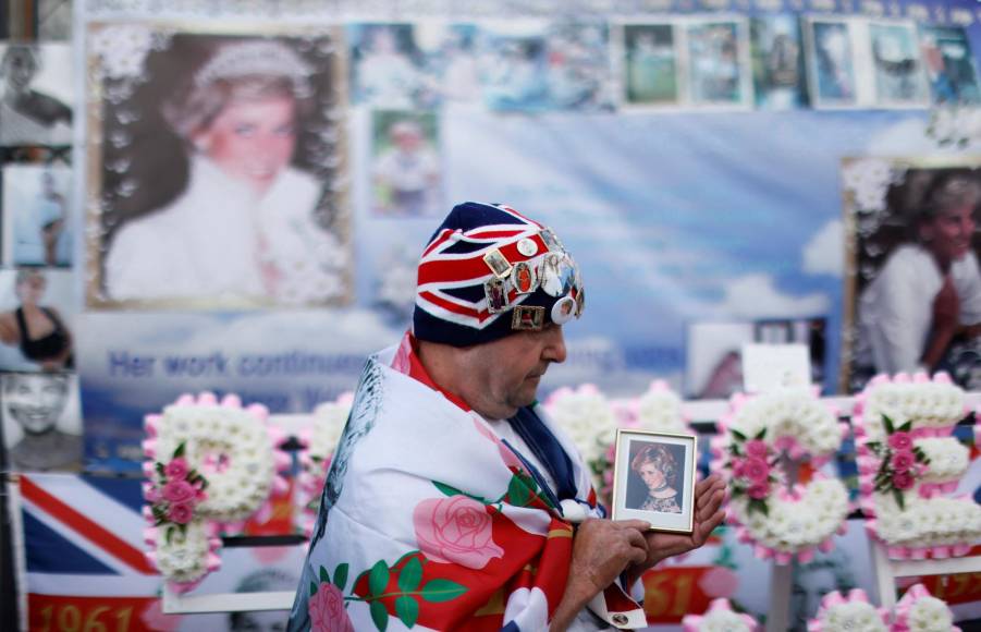Sus admiradores también depositaron flores y fotografías a las puertas del Palacio de Kensington, donde vivió en Londres. Y en la mansión de la familia Spencer, donde Diana está enterrada, su hermano Charles izó el miércoles la bandera británica a media asta.