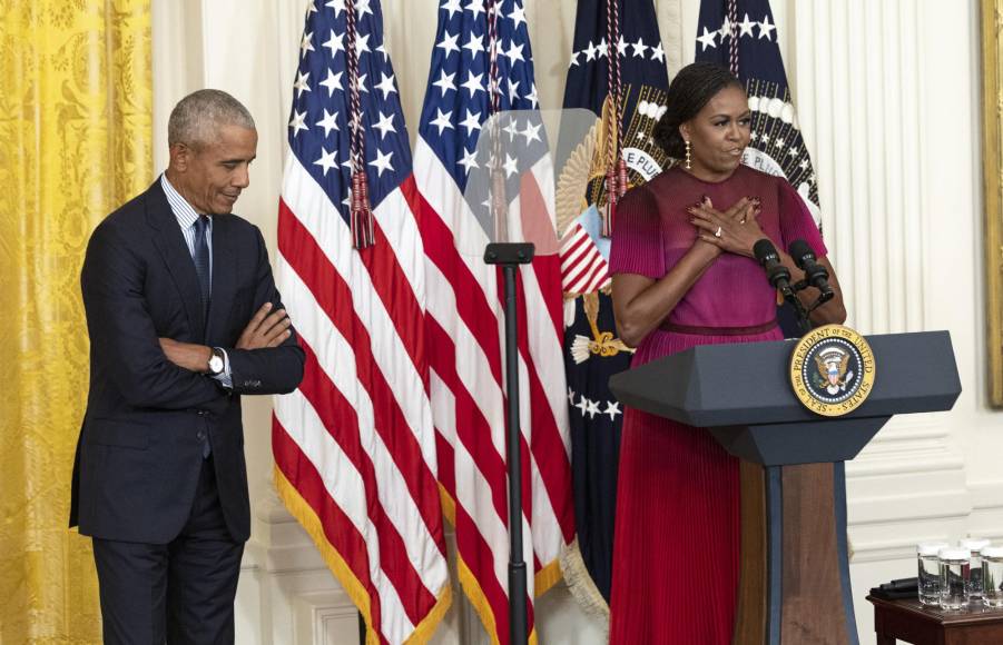 Recordando sus orígenes humildes, Michelle Obama reconoció que todavía le resulta “un poco raro” estar en la Casa Blanca y, cargada de emoción, explicó que la ceremonia de este miércoles para ella significaba no solo una vuelta a la nostalgia y a lo que pasó, sino las posibilidades que abre el futuro.