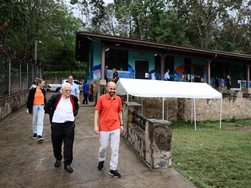 El padre en su visita a la Fundación Niños de Guarataro, que es administrada por Mensajeros de la Paz.