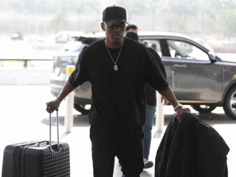 Deiby Flores llegando con sus maletas al aeropuerto Palmerola.