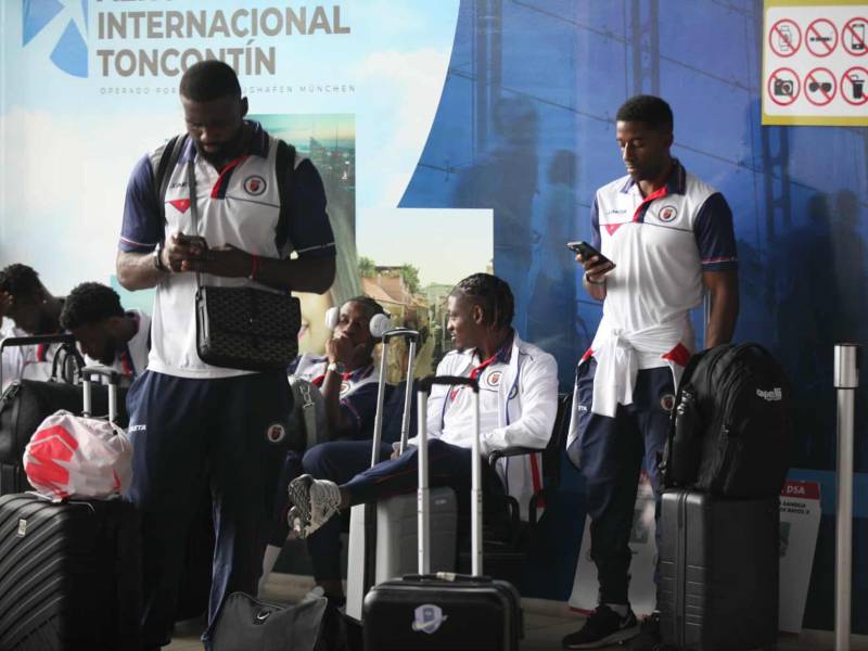 Los jugadores tuvieron que esperar debido a la confusión del bus que los iba a trasladar.