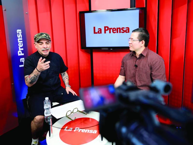 El periodista Jairo Martínez Garay entrevistó al Chef Aquiles Chávez para las redes sociales de La Prensa.