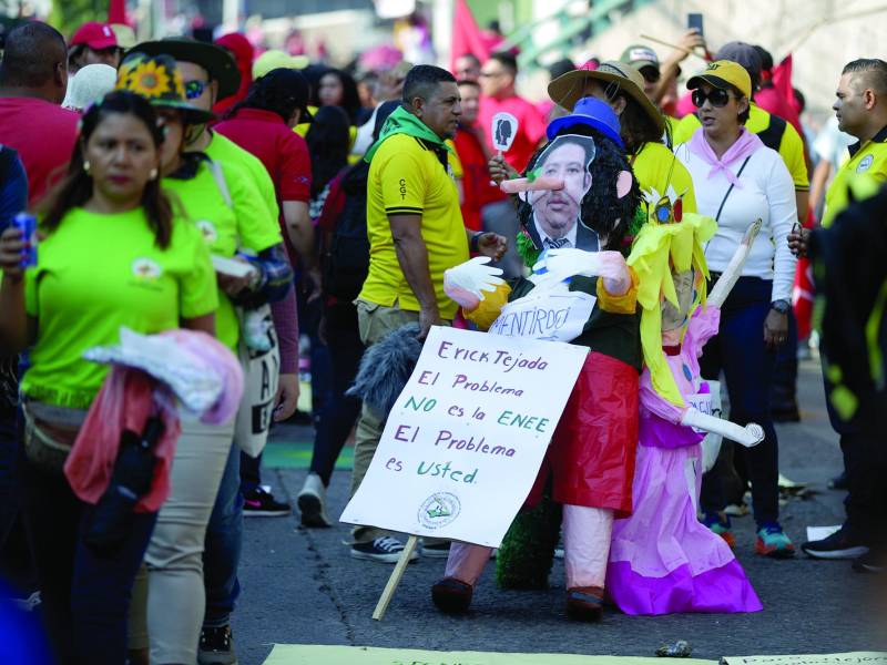 Los trabajadores de la Enee señalaron al ministro de Energía, Erick Tejada, por los problemas de la institución.