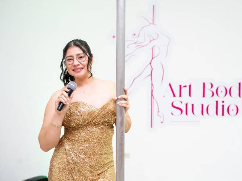 La maestra de ceremonias, Wendy Sales.