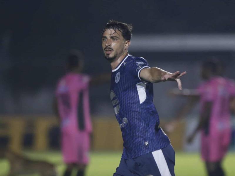 El uruguayo Cabrera tras anotar su primer gol y el segundo de Motagua ante el Choloma.