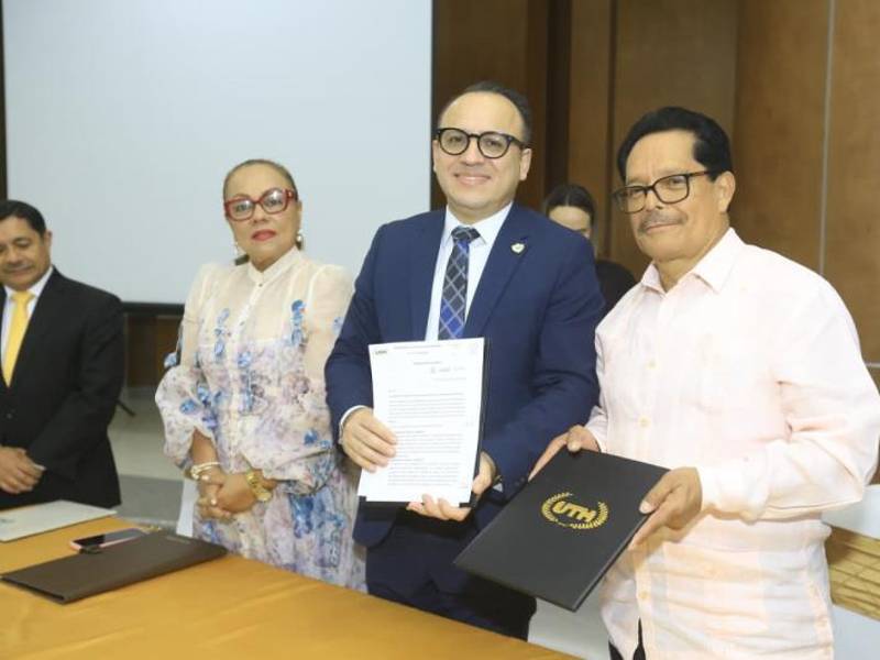 La firma del convenio entre la UNH y la UTH marcó un hito para el gremio notarial