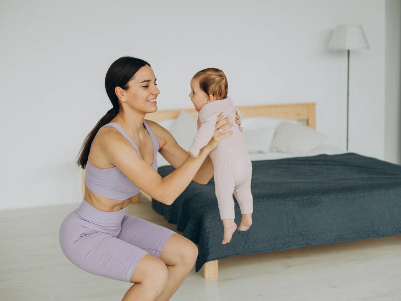 Hacer ejercicio es una excelente forma de reducir el estrés, mejorar el estado de ánimo y aumentar la energía. Puede incorporar a su bebé en algunos y aprovechar ese tiempo juntos.