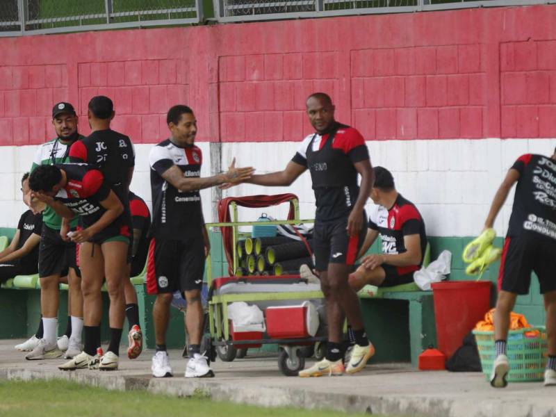 Henry Figueroa se saluda con su capitán Juan Anangonó.