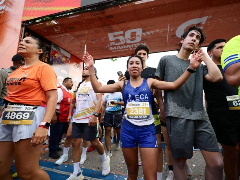 Jos Ajuchán celebra tras cruzar la meta y alzarse con el primer lugar de la Maratón LA PRENSA-Gatorade 2026.