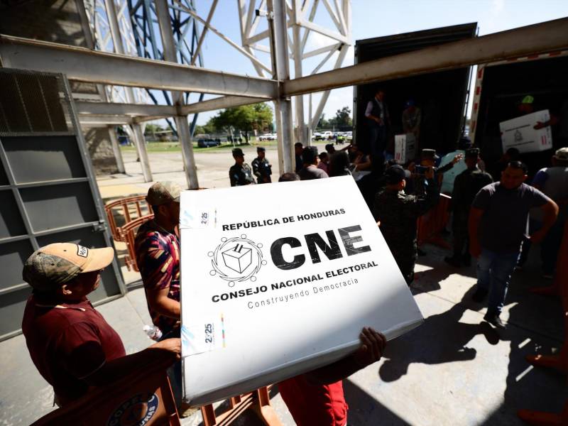 Traslado de maletas electorales al departamento de Cortés este viernes.