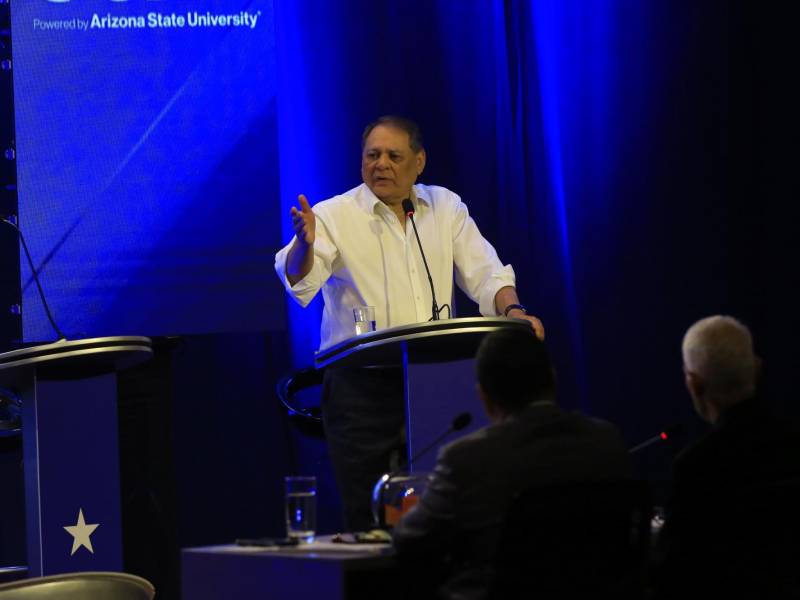 Roberto Martínez Lozano, precandidato del movimiento Rescate Transformación del Partido Nacional, frente a los moderadores del foro.