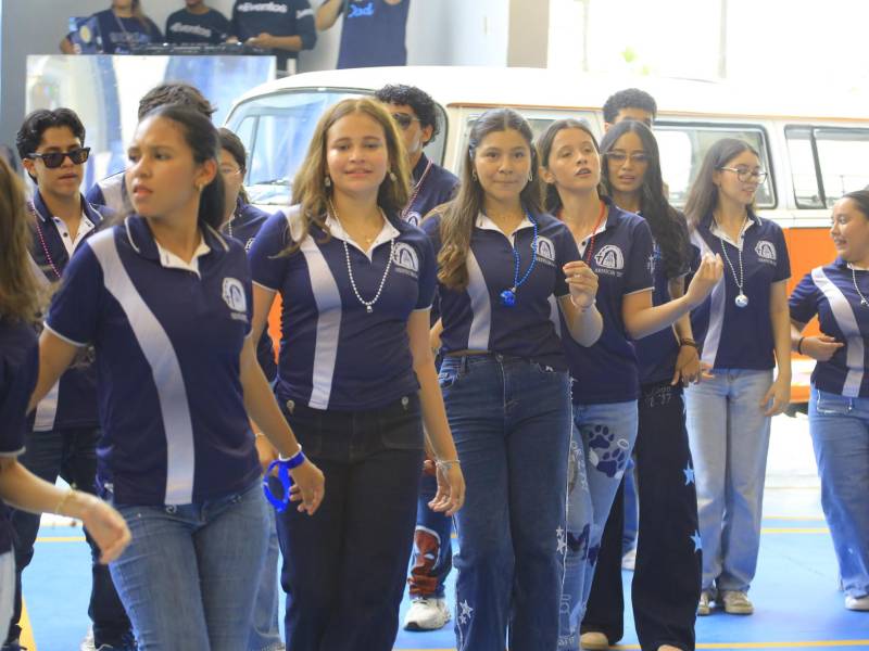 La jornada culminó con un espectacular show de baile y las tradicionales fotos del recuerdo, dejando huella en la memoria de toda la comunidad educativa.