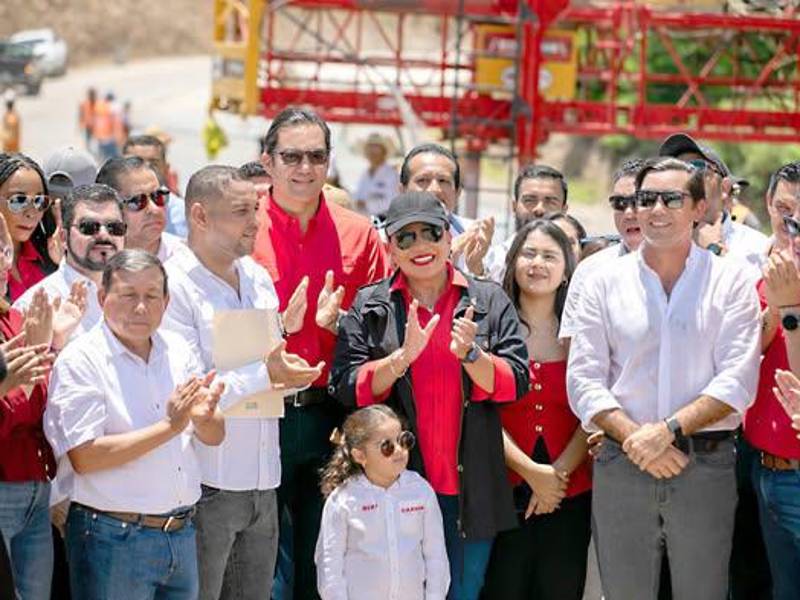La presidenta Xiomara Castro y Octavio Pineda, ministro de la SIT, inauguraron los trabajos del corredor turístico de La Barca a La Ceiba el 25 de septiembre pasado.