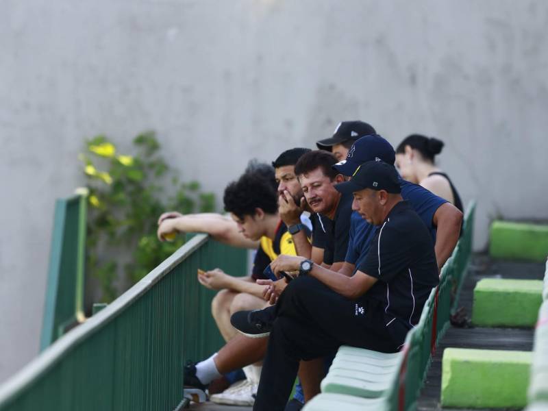 El entrenador Mauro Reyes del Real España estuvo presente en el estadio Yankel Rosenthal.
