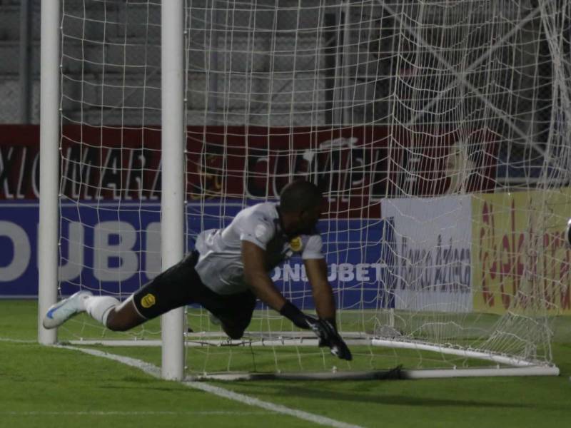 Luis López viendo el esférico en el fondo de su portería.