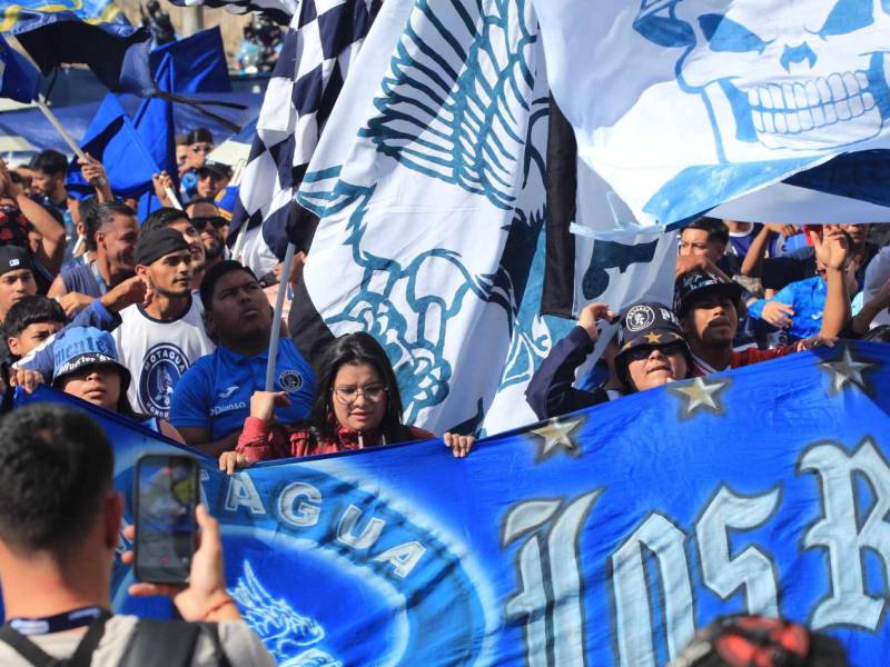 Los aficionados del Motagua y su llegada al Estadio Nacional en la previa del clásico.