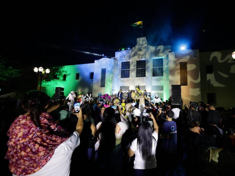 Sampedranos disfrutan de la inauguración de la feria juniana.