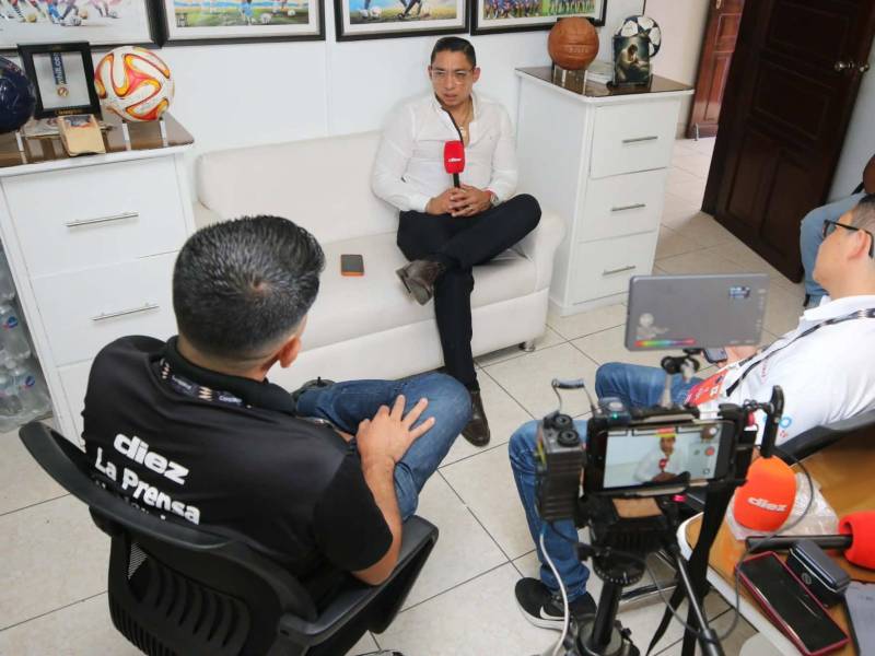 Los periodistas Carlos Castellanos y Erlin Varela durante la entrevista con Emilio Izaguirre.