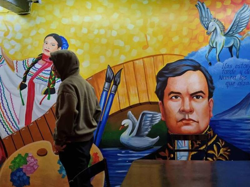 Una persona camina frente a un mural del poeta nicaragüense Rubén Darío este jueves, en Managua (Nicaragua).