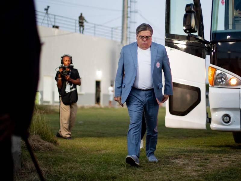 Miguel Herrera llegando al estadio FFB con tremendo 'guaje'.