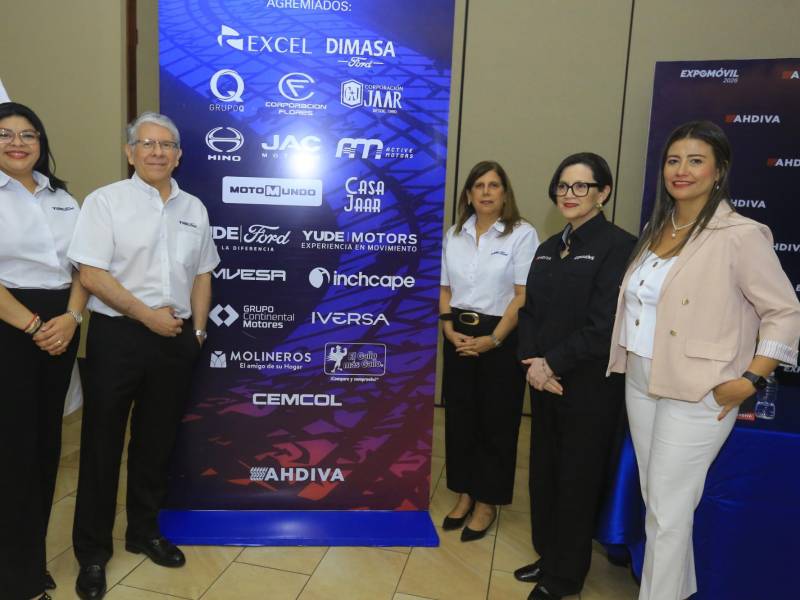 Laura Izaguirre con José Luis Ramírez, María Alexandra Canahuati, María Eugenia Fernández y Zayda Baide.