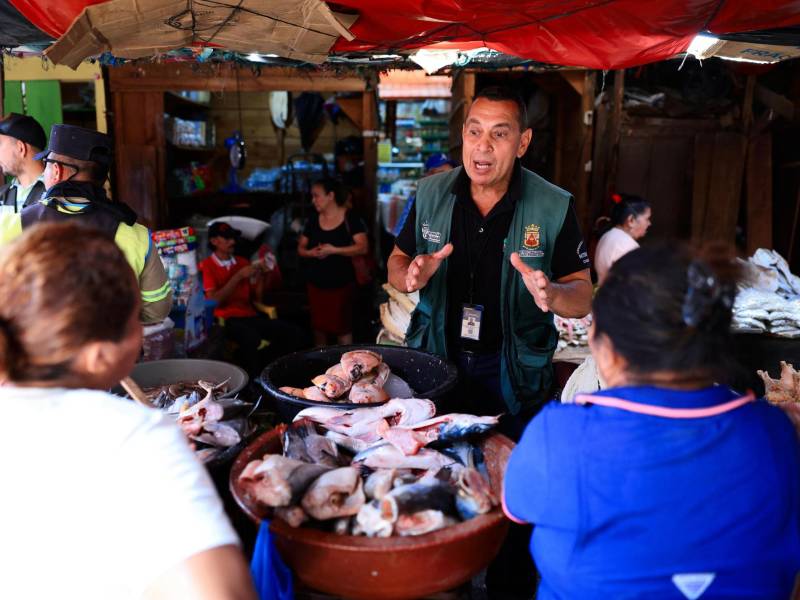 Rafael Rodríguez, explica a vendedoras como mantener los pescados y mariscos en buen estado.
