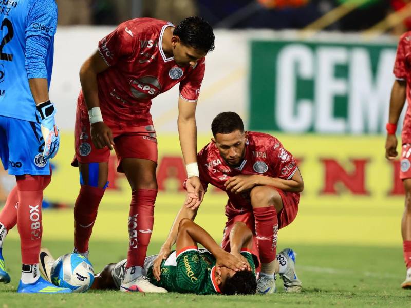 Los jugadores pidieron el cambio del Alexy Vega en el inicio del segundo tiempo.