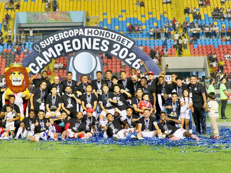 La plantilla del Olimpia celebró a lo grande la obtención de la Supercopa de Honduras.
