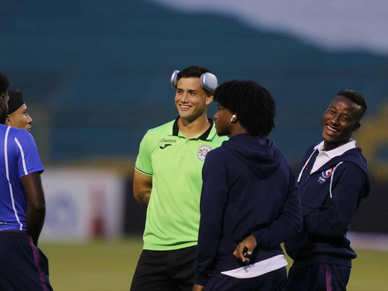 Se vive un buen ambiente entre ambas plantillas en la previa del esperado juego.