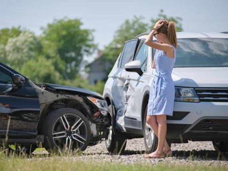 La falta de mantenimiento adecuado de los frenos puede aumentar el riesgo de accidentes debido a la disminución de la capacidad de frenado.