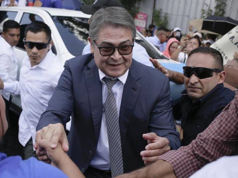 El expresidente Juan Orlando Hernández, previo a una audiencia del proceso por fraude y lavado, el pasado martes en Tegucigalpa. EFE/Gustavo Amador