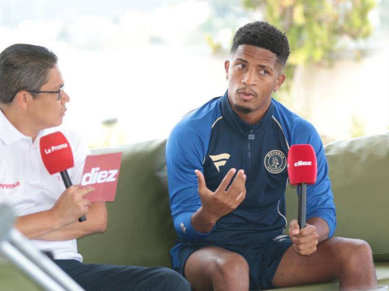 El periodista Erlin Varela en un plática charla con el jugador Jorge Serrano del Motagua.