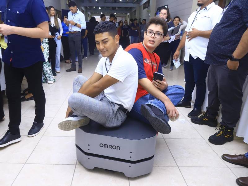 Estudiantes de la Universidad Jesús de Nazareth durante la presentación de un Hyster robótico de parte de una empresa participante que soporta más de 600 libras.