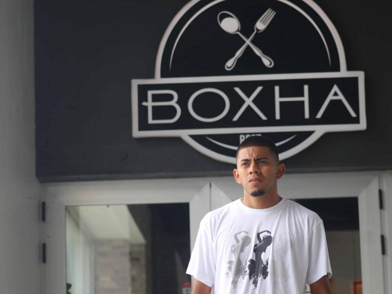 Avner posando para el lente de Diario La Prensa después de la entrevista.