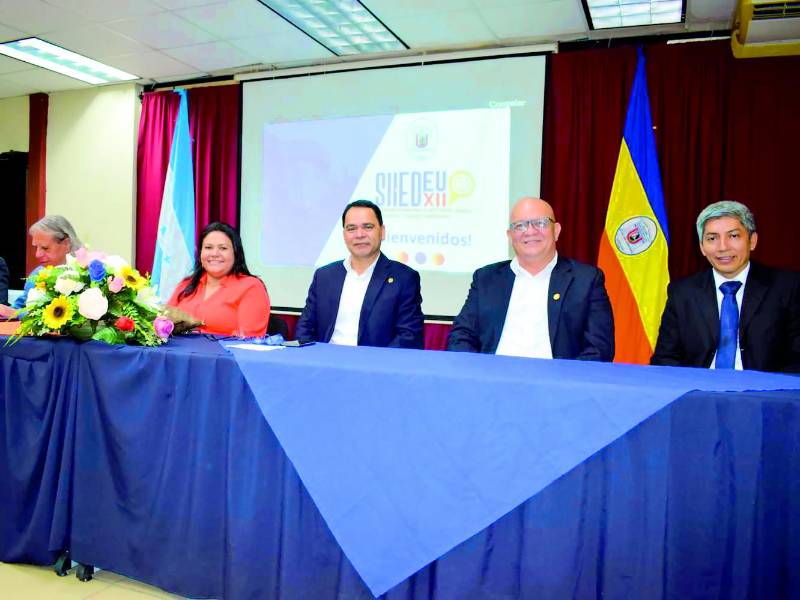 <b>Lexy Medina, rectora general; Jaime García, director de la UPNFM-SPS, y Roney Montenegro y Edgar Vásquez.</b>