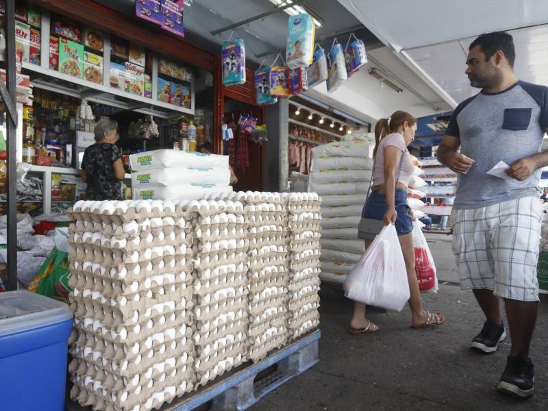 Establecimientos comerciales de los diferentes mercados populares de San Pedro Sula, como Nuevos Sabores, Nuevas Experiencias de Pedro, ubicado en el mercado Dandy, venden diariamente varios cientos de huevos.
