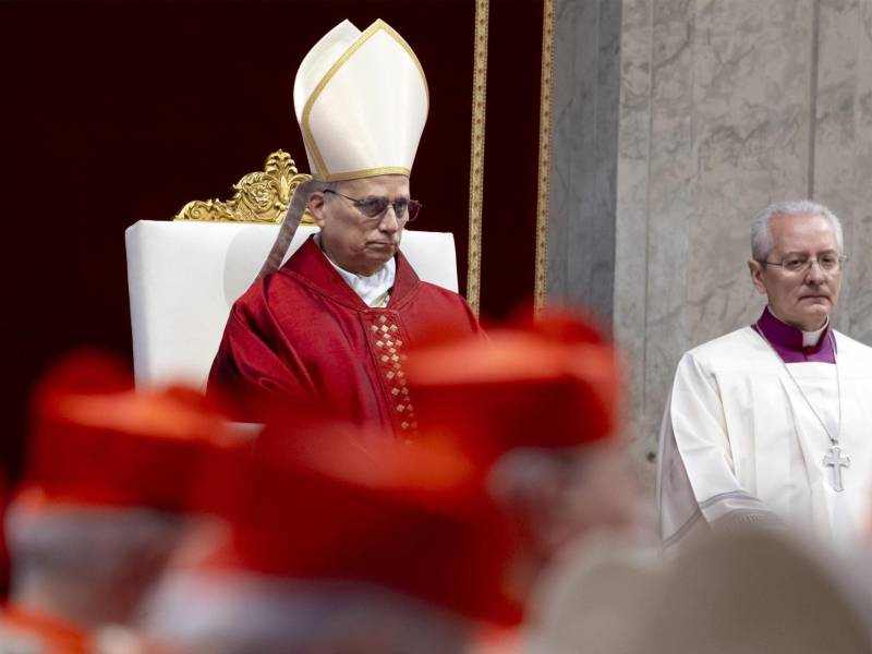 Ataviado con la muceta y la estola roja, el papa estadounidense-peruano recorrió el trayecto flanqueado por un hombre y una mujer que portaban los cirios, seguido por una comitiva religiosa en la que figuraba el vicario general de la diócesis de Roma, Baldassare Reina.