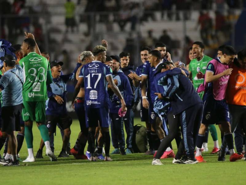 Jugadores del Cartaginés celebrando el pase a la final en el estadio Nacional.