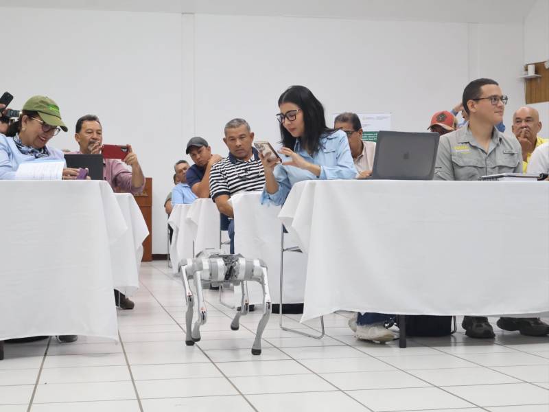 Productores de banano y platano observan un robot utilizado para monitoreo de fincas, durante un taller de capacitación.
