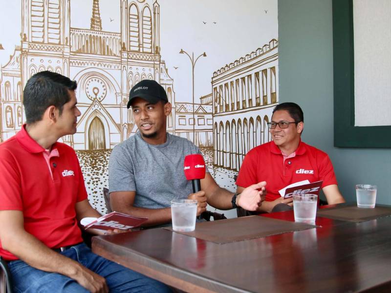 Choco Lozano conversó con los periodistas Carlos Castellanos y Erlin Varela.