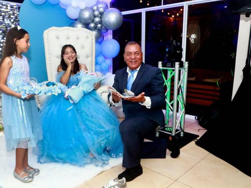 Carlos Tábora al momento de poner la zapatilla a su hija, en un acto simbólico tradicional.