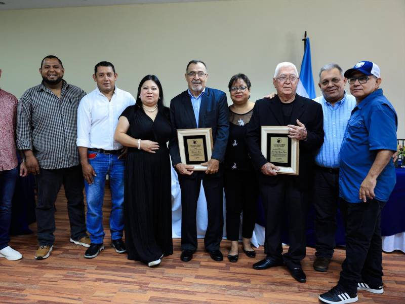 Fotógrafos y camarógrafos comparten con los homenajeados.