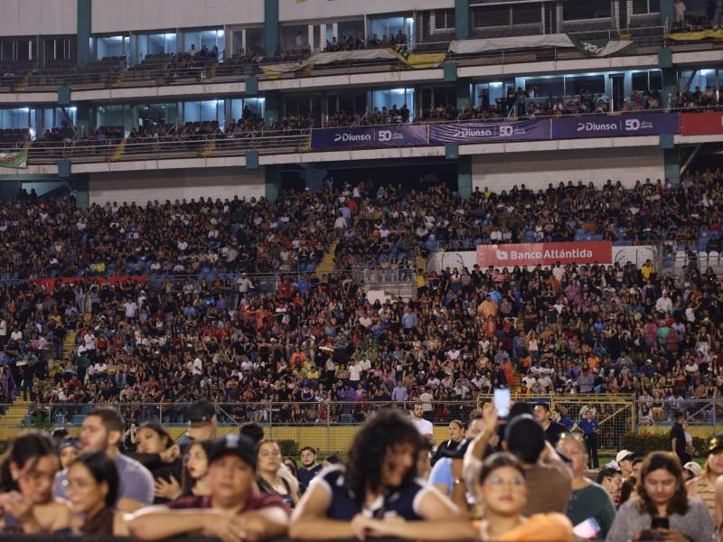 Los fanáticos que asistieron al Estadio Olímpico Metropolitano corearon los éxitos de sus artistas favoritos.