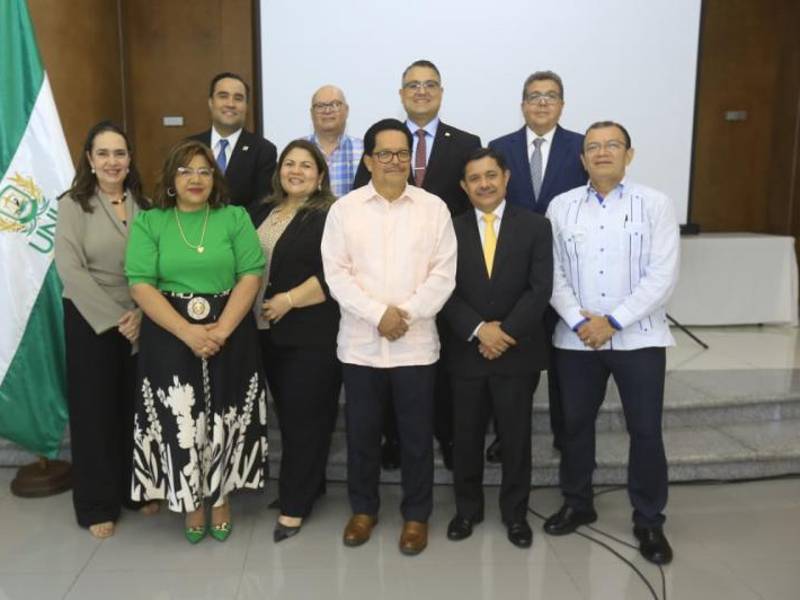 Notarios de la UNH presentes en la histórica reunión, que inicia una nueva alianza estratégica con la Universidad Tecnológica de Honduras (UTH).